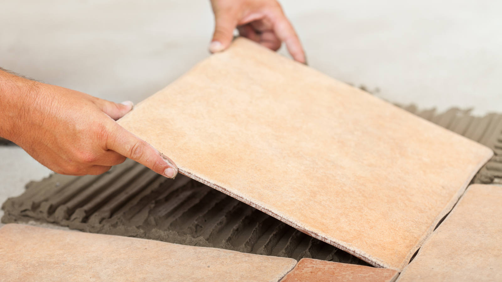 Как уложить плитку на деревянный пол: что нужно знать